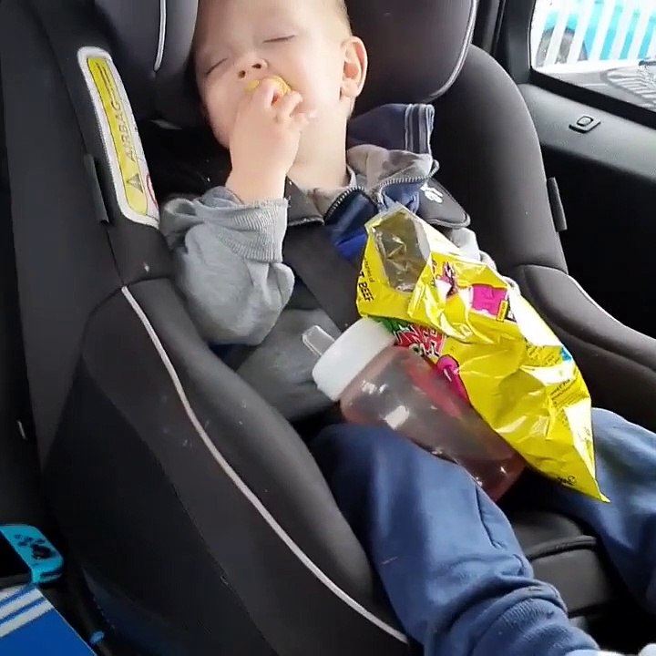 Vole pas mes chips ! Cet enfant se réveille quand on essaye de lui prendre dans le paquet..