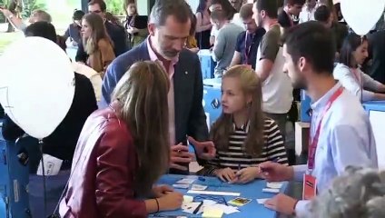 Los Reyes y sus hijas, coordinados en su looks en Barcelona
