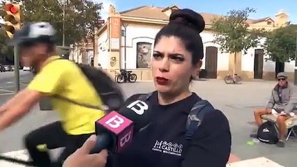 Download Video: Après avoir expliqué les règles pour se déplacer en deux roues dans la rue, cette jeune femme s’est fait renverser par une voiture.