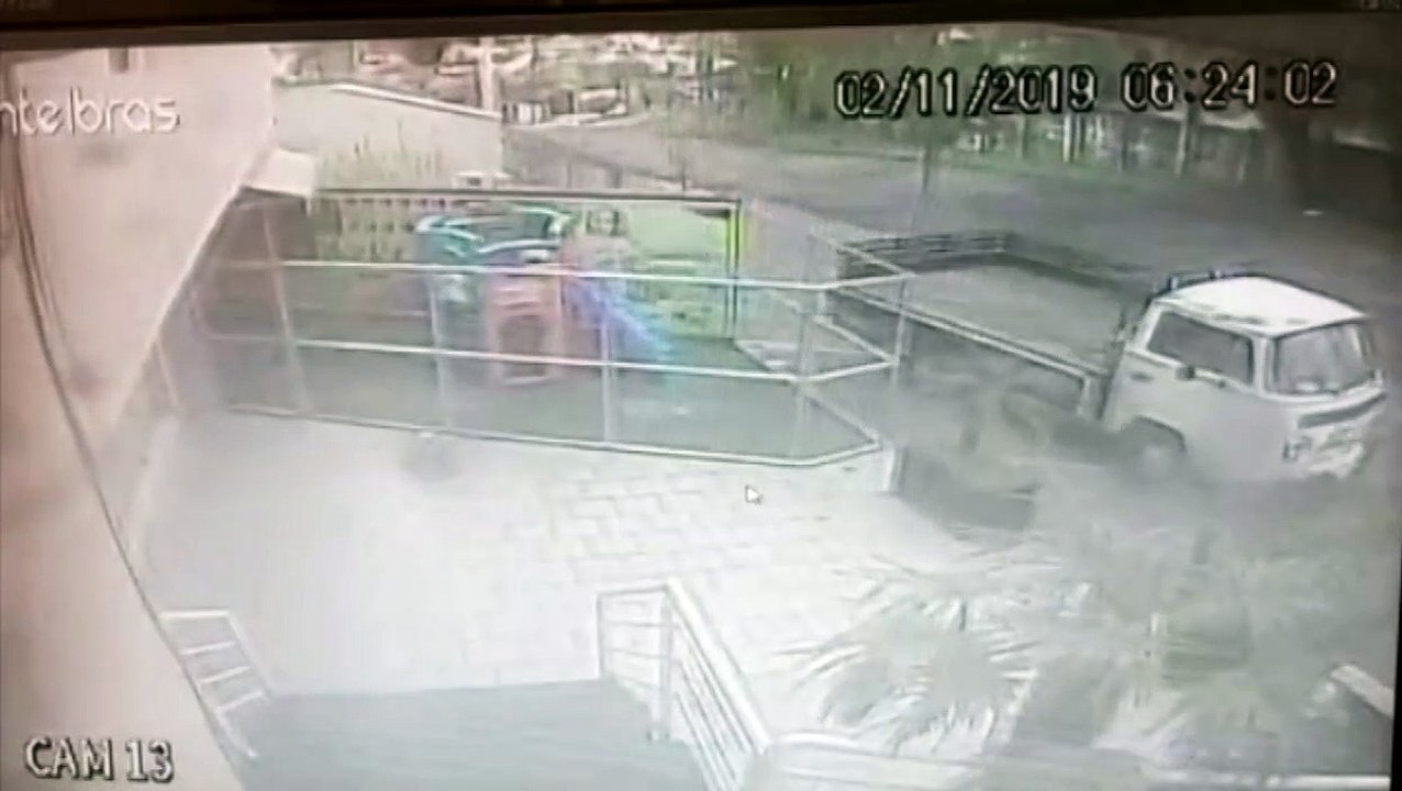 Câmeras de segurança mostram furto de parquinho com pequeno caminhão