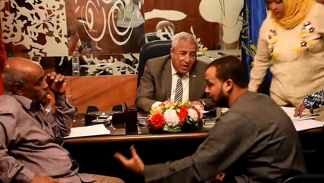 محافظ أسوان يوجه المسئولين بسرعة تلبية شكاوى المواطنين