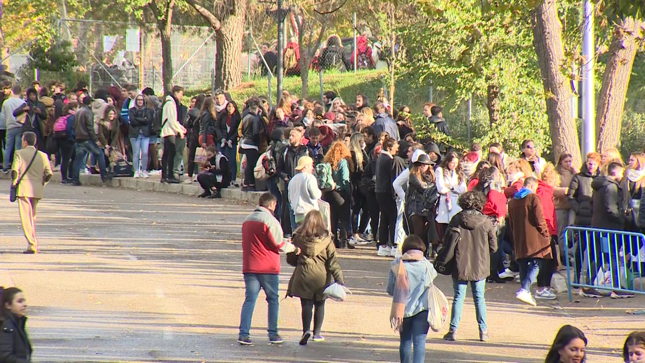 Miles de jóvenes acuden al casting de Operación Triunfo en Madrid