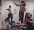 Écolières ont du plaisir à danser sur les tables de l'école