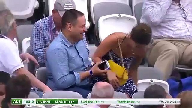 Elle va avoir la honte de sa vie en descendant les tribunes