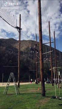 Ces 2 filles se souviendront de leur saut pendulaire