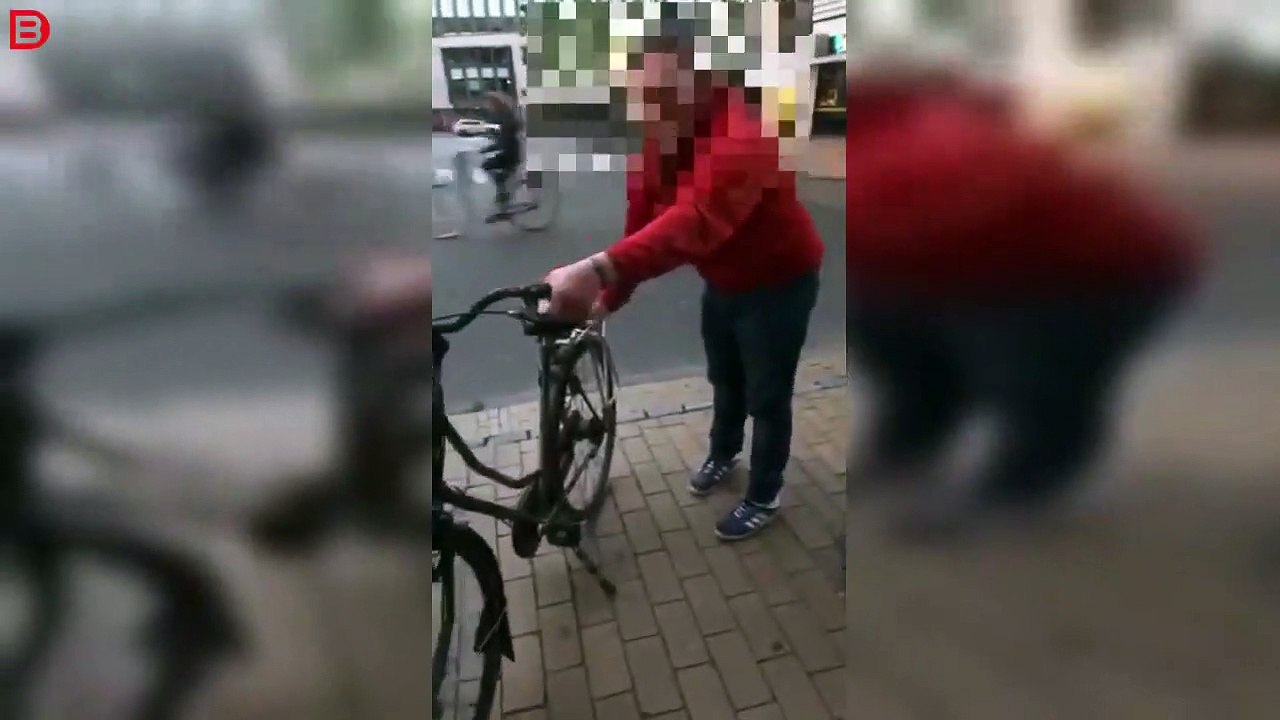 Ces débiles s'amusent à vandaliser des vélos dans la rue...