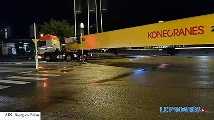 Bourg-en-Bresse: un convoi exceptionnellement long au carrefour