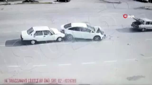 Köpeğe çarpmamak için yavaşladı, zincirleme kazaya neden oldu: 1 ölü, 1 yaralı