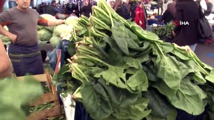 Tezgahta kalan ıspanakları çiğ çiğ yediler