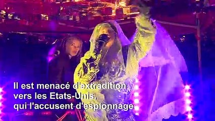 La rappeuse M.I.A. chante à Londres pour soutenir Julian Assange