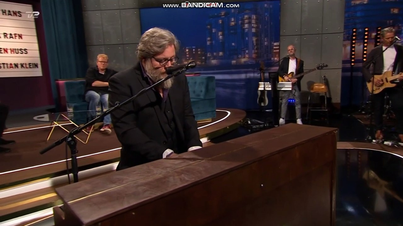 KLIP | Musik med Søren Huss i talkshow - Hos Hans | TV2 Danmark