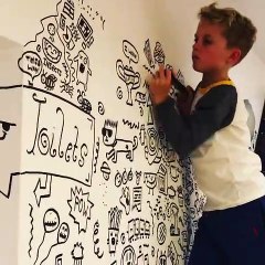 Vídeo viral: Este niño de 9 años, al que regañaron por dibujar en clase, termina decorando un restaurante