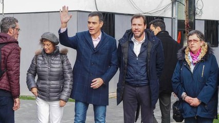 Pedro Sánchez sale corriendo a los 3 minutos de un barrio de Valladolid donde los vecinos le reciben al grito de  "¡sinvergüenza!"