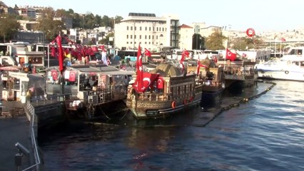 Eminönü’ndeki balıkçı teknelerinde satış devam ediyor