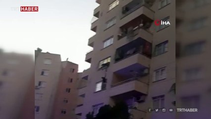 Pencerede asılı kalan çocuk ölümden döndü