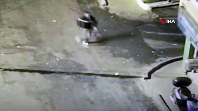 Beyoğlu'nda yabancı uyruklu şahsa silahlı saldırı kamerada
