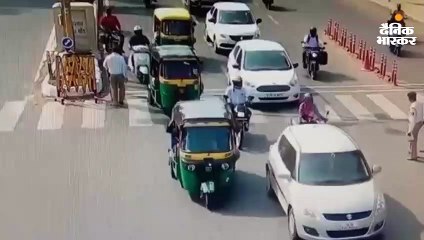 हेल्मेट न पहने युवक को पकड़ने जाता पुलिस जवान 25 फीट तक घिसटा