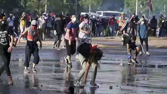 Fresh clashes erupt between Chile protesters and police