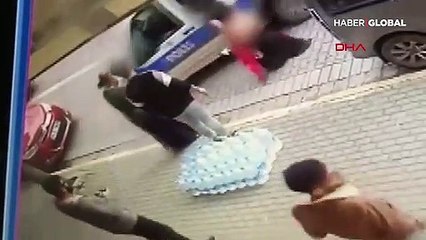 Parayı almakla suçlanınca sokak ortasında soyundu