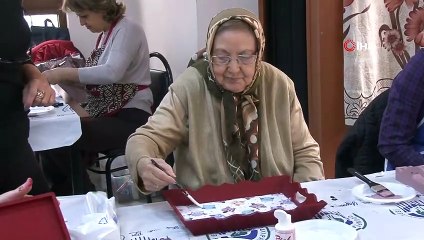 80 yaşındaki Saadet Özakay gittiği kurslardaki başarısı ile gençlere taş çıkartıyor