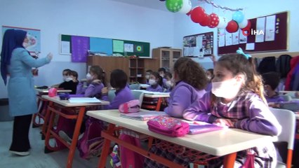 Okulda maskeli eğitim...Öğrenciler maskeyle eğitim yaptı