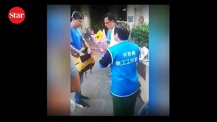 Milletvekiline önce çiçek verdi, sonra göğsünden bıçakladı!; İşte o anlar