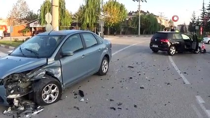 Kavşaktaki kaza anı kamerada