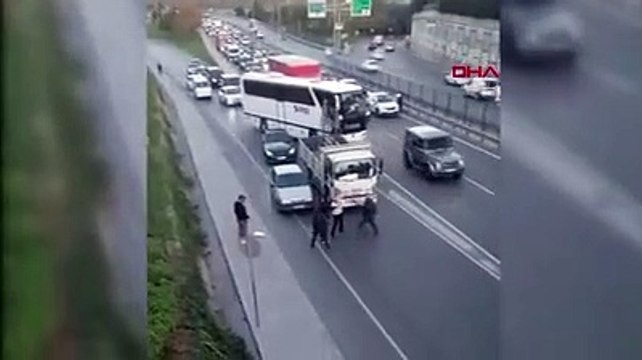 Yol verme tartışması sopalı kavgaya dönüştü; trafik kitlendi, o anlar kameraya böyle yansıdı