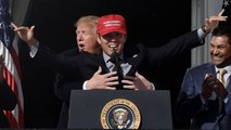 Momento en el que Trump recrea el icónico momento de 'Titanic', al abrazar a una estrella del béisbol