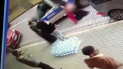 İstanbul'da şoke eden olay ! Sokak ortasında soyundu