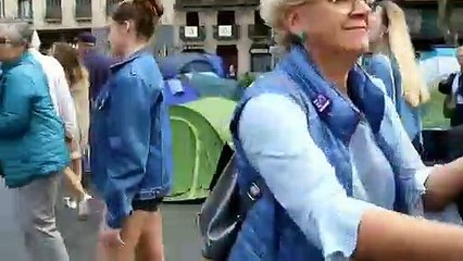Vídeo viral: Lo de la Acampada Plaça Universitat es un 'botellón pagado por las mamis', no una manifestación
