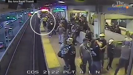 தண்டவாளத்தில் தவறி விழுந்த பயணியை கை தூக்கி காப்பாற்றிய ஊழியர்