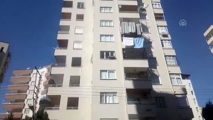 Pencere korkuluğuna sıkışan çocuk kurtarıldı - ADANA