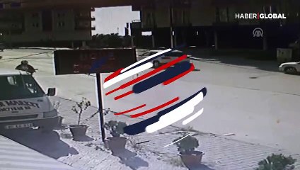 İki araba kaza yaptı, motorcu yaralandı