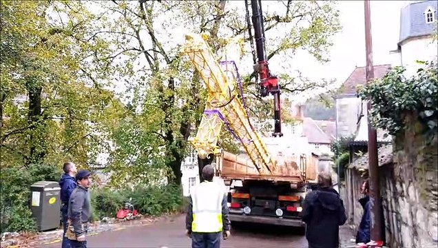 Cathédrale de Besançon : pose de la croix restaurée à 60 mètres de hauteur.
