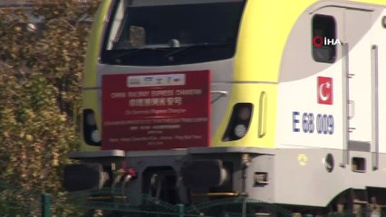 Çin'den gelen yük treni tarihi geçiş için hareket saatini bekliyor