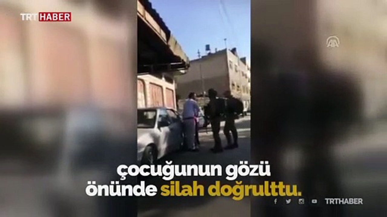 İsrail askeri Filistinli babaya çocuğunun önünde silah doğrulttu
