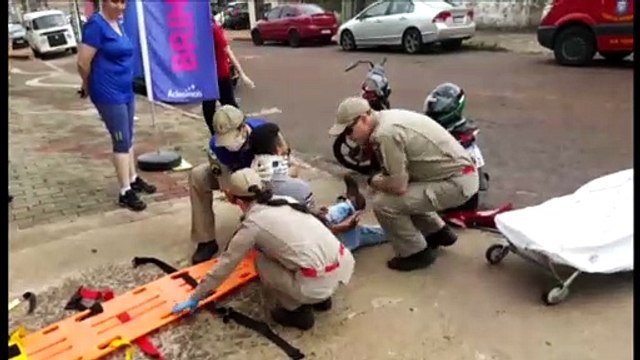 Homem é vítima de acidente entre carro e moto, na Avenida Carlos Gomes