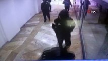 Fatih’te bir iş yeri çalışanının silah zoruyla gasp edilme anları güvenlik kamerasında