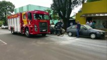 Motor de carro pega fogo, no Centro de Cascavel