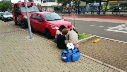 Idosa cai e sofre ferimentos na Avenida Brasil, no Centro
