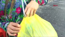 “Sarı poşetli kız” sahipsiz hayvanlar için sokak sokak dolaşıyor