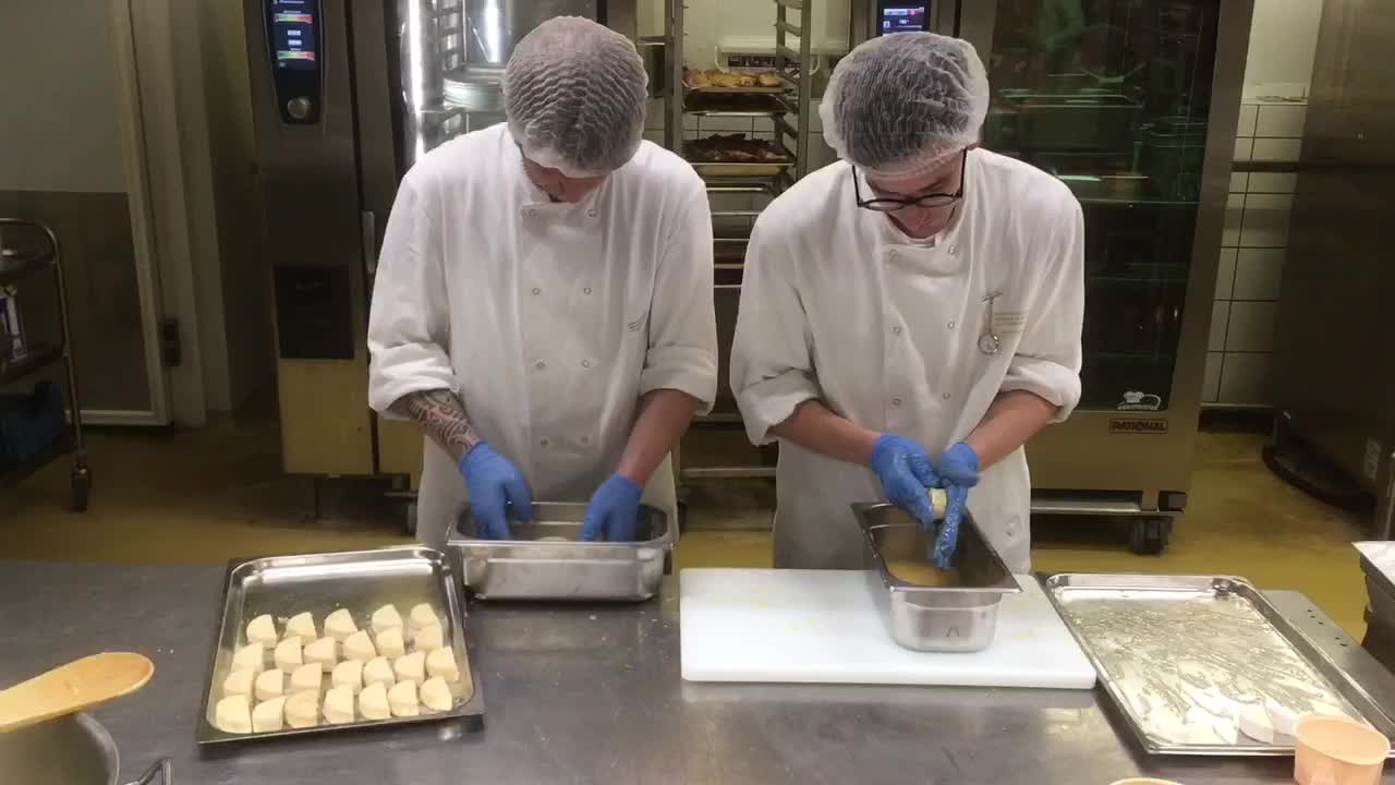 Jette, CHU Brugmann - Entraînement de la Cuisine Brugmann pour le Concours culinaire cuisines collectives (vidéo Germani)