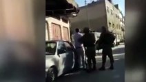 Skandal görüntüler! Filistinli babaya çocuğunun yanında silah doğrulttular