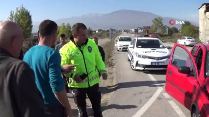 Az kalsın dereye uçacaklardı...Otomobiller çarpıştı: 1'i çocuk 2 yaralı