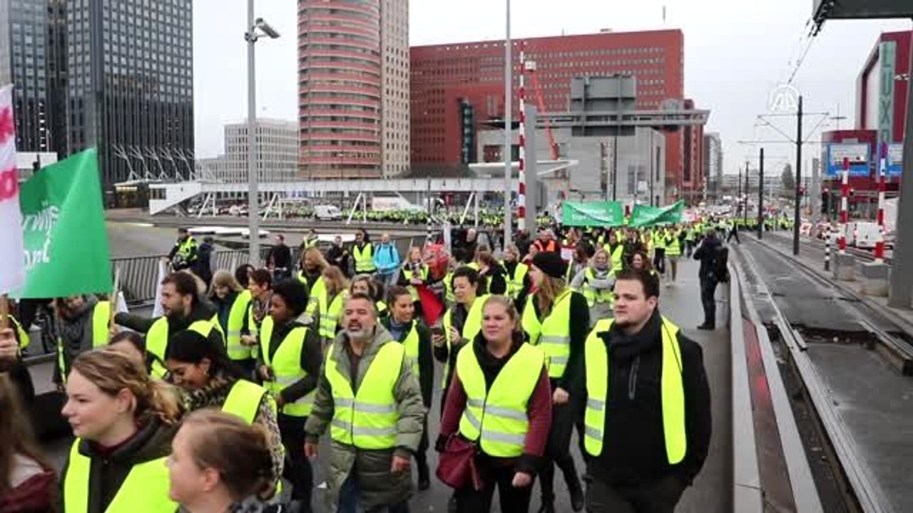 Hollanda'da binlerce öğretmen greve gitti