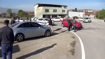Az kalsın dereye uçacaklardı...Otomobiller çarpıştı: 1'i çocuk 2 yaralı