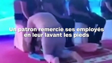 Un patron lave les pieds de ses meilleurs employés lors d'une étrange cérémonie