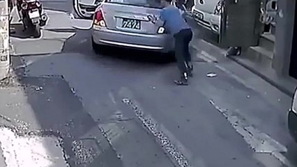 Il vient aider un homme qui a oublié de mettre le frein à main mais empire la situation