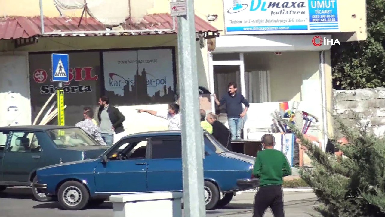 Maddi hasarlı trafik kazası sopalı bıçaklı kavgaya döndü